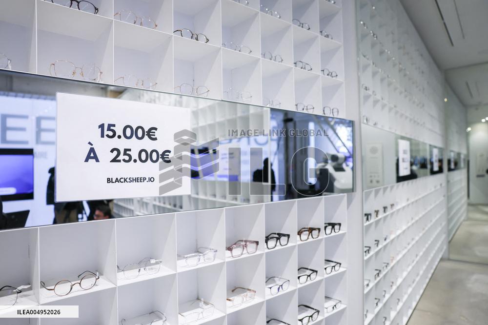 Opening of the discount eyeglasses shop Blacksheep - Paris AJ