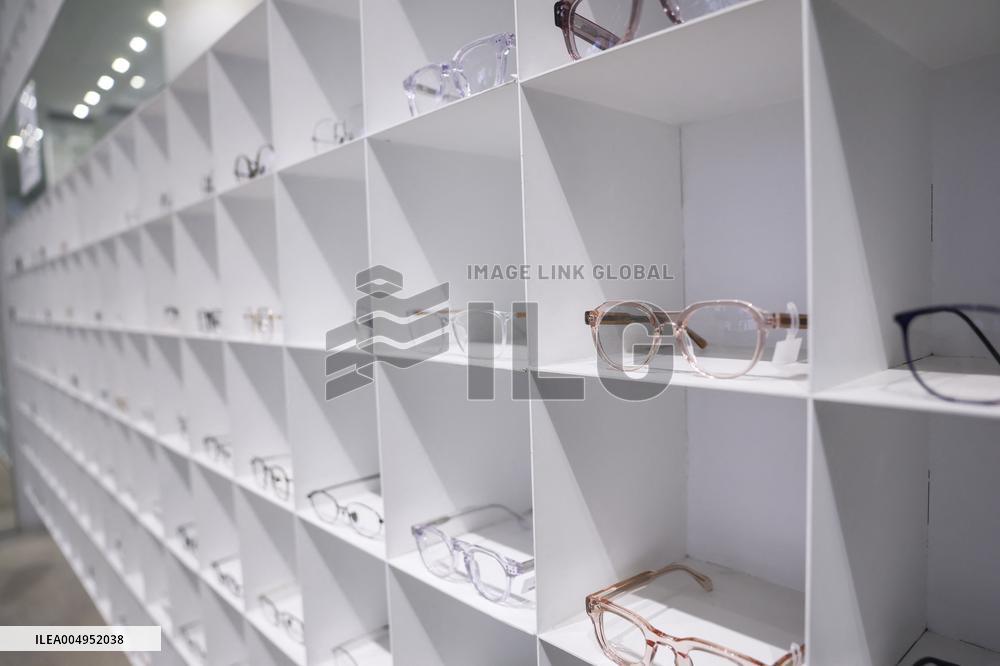 Opening of the discount eyeglasses shop Blacksheep - Paris AJ