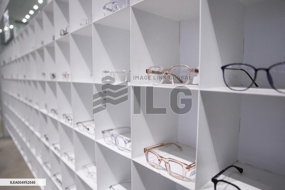 Opening of the discount eyeglasses shop Blacksheep - Paris AJ