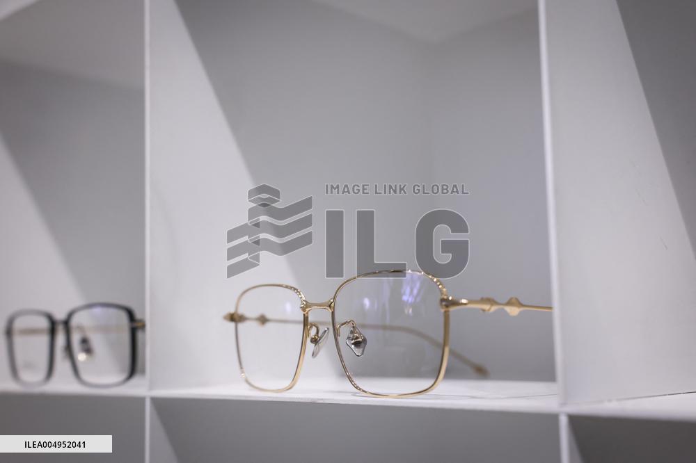 Opening of the discount eyeglasses shop Blacksheep - Paris AJ