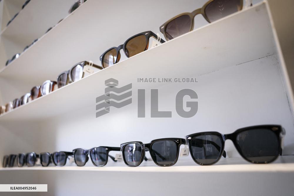 Opening of the discount eyeglasses shop Blacksheep - Paris AJ