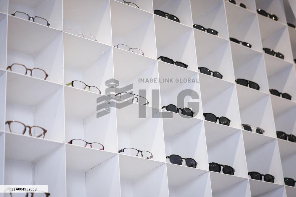 Opening of the discount eyeglasses shop Blacksheep - Paris AJ