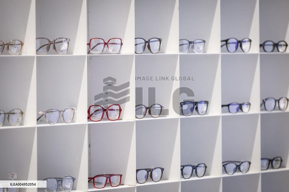 Opening of the discount eyeglasses shop Blacksheep - Paris AJ