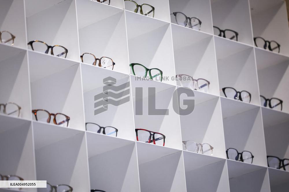 Opening of the discount eyeglasses shop Blacksheep - Paris AJ