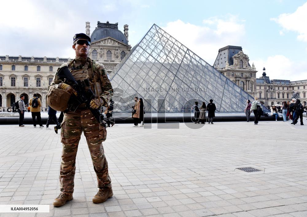 Security Measures At Louvre Museum - Paris