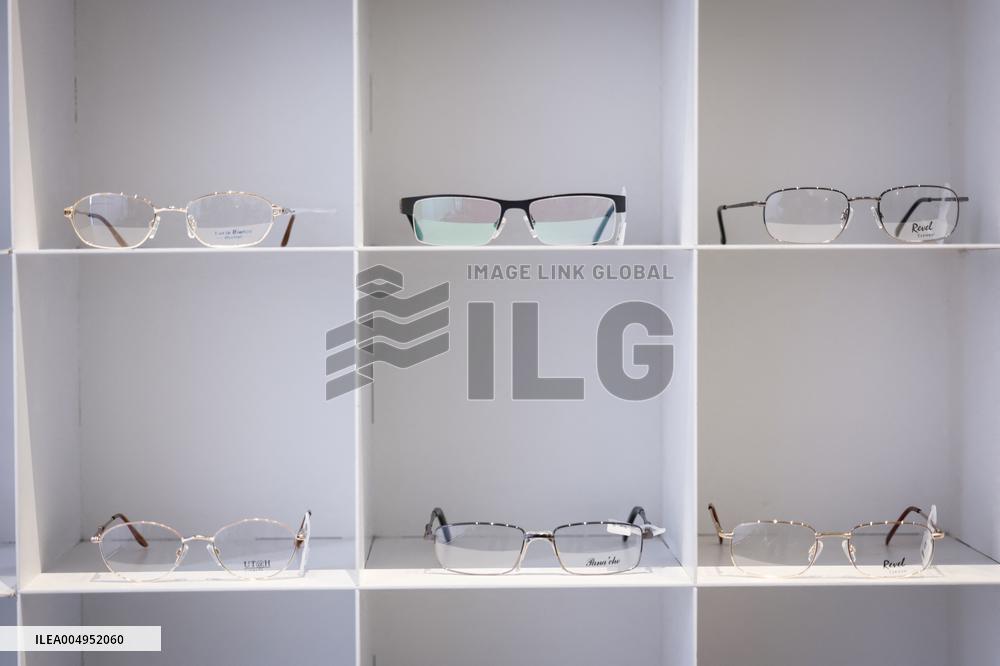 Opening of the discount eyeglasses shop Blacksheep - Paris AJ