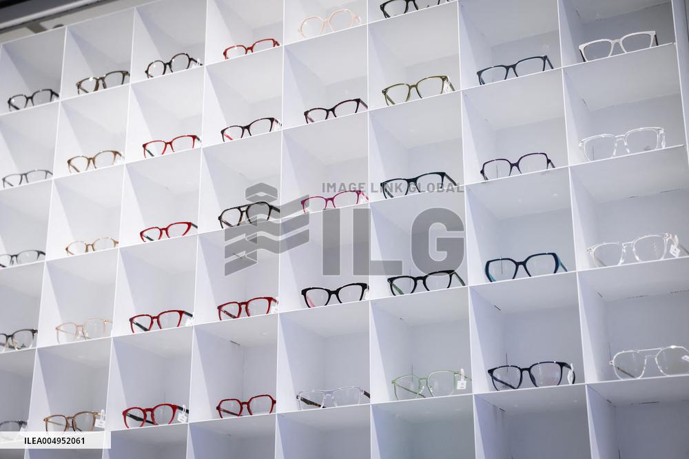 Opening of the discount eyeglasses shop Blacksheep - Paris AJ