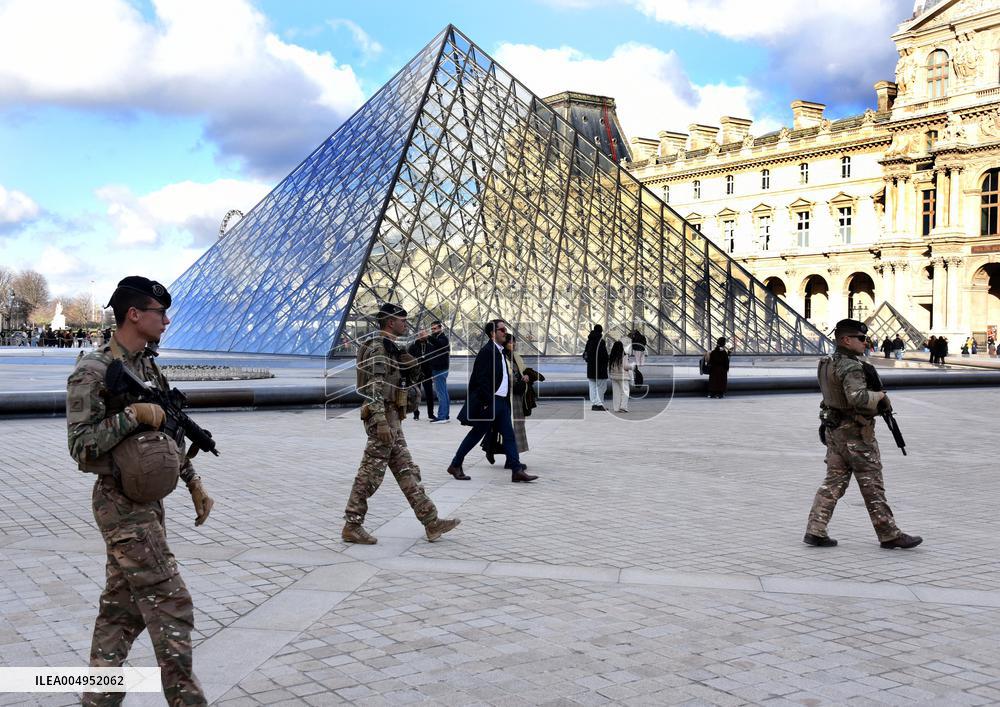 Security Measures At Louvre Museum - Paris