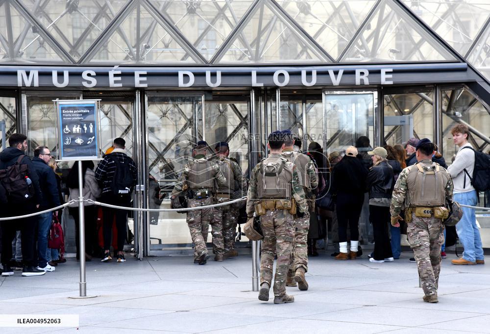 Security Measures At Louvre Museum - Paris