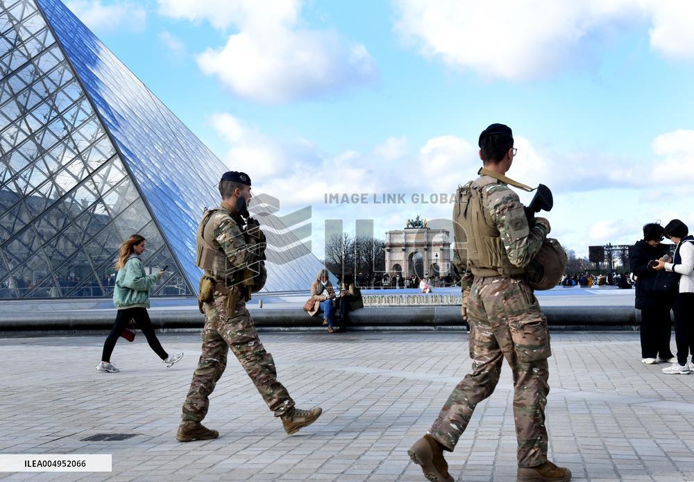 Security Measures At Louvre Museum - Paris