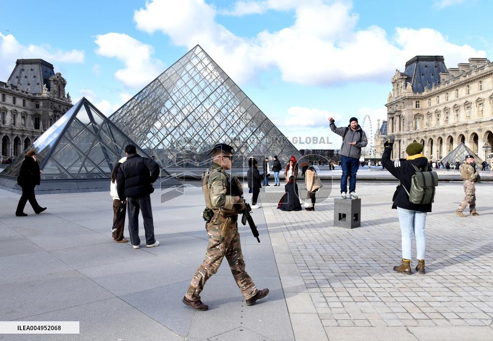 Security Measures At Louvre Museum - Paris