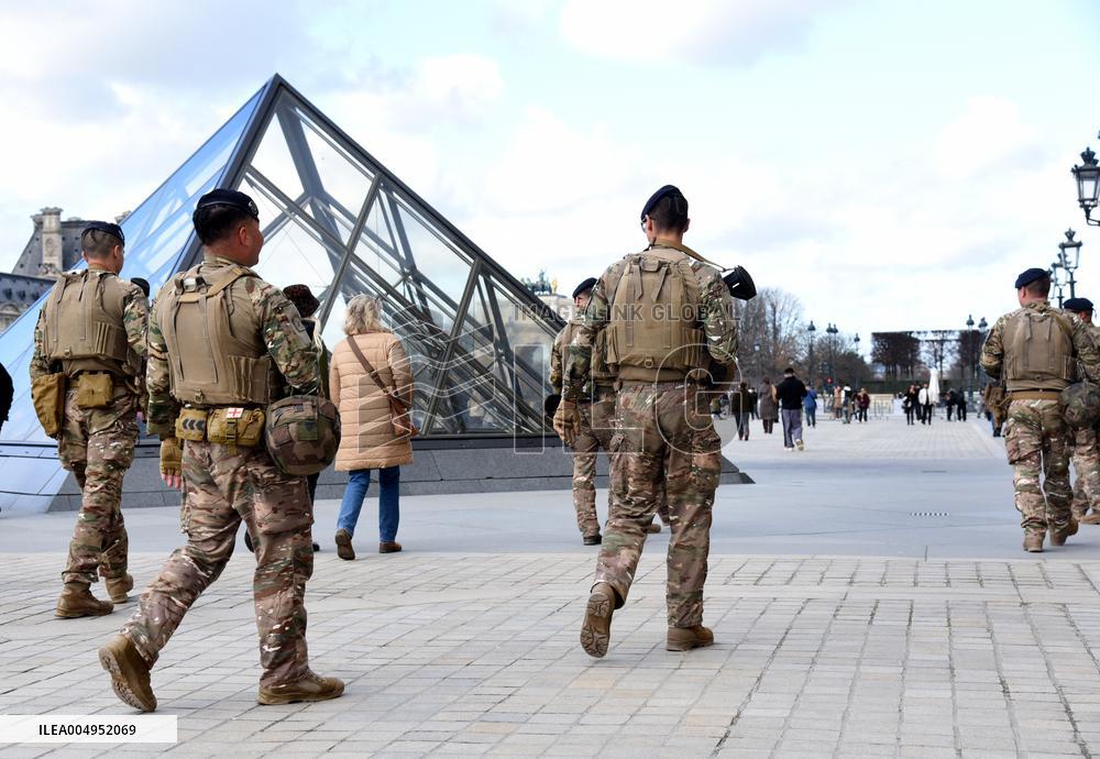 Security Measures At Louvre Museum - Paris