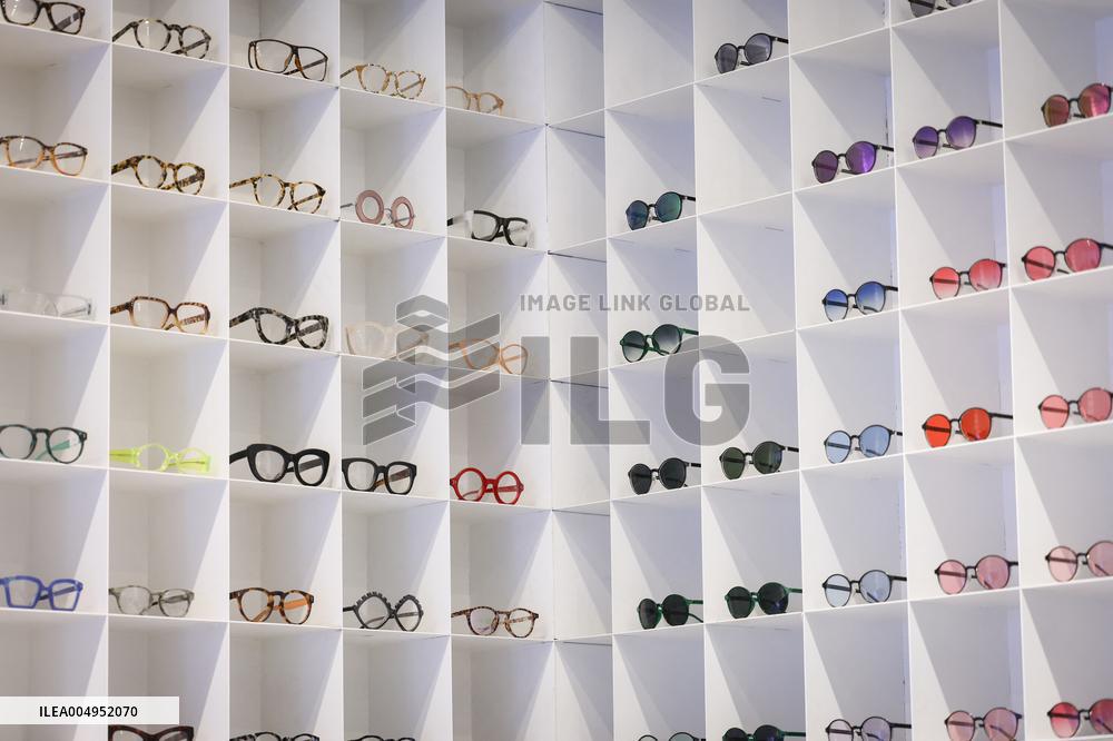 Opening of the discount eyeglasses shop Blacksheep - Paris AJ