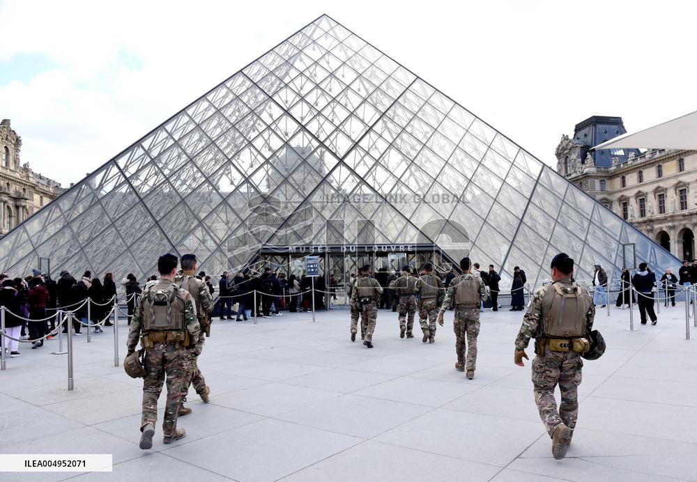 Security Measures At Louvre Museum - Paris