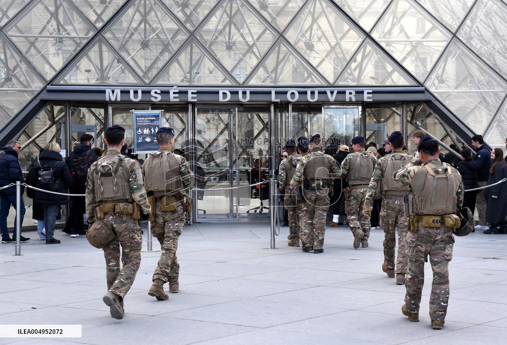 Security Measures At Louvre Museum - Paris