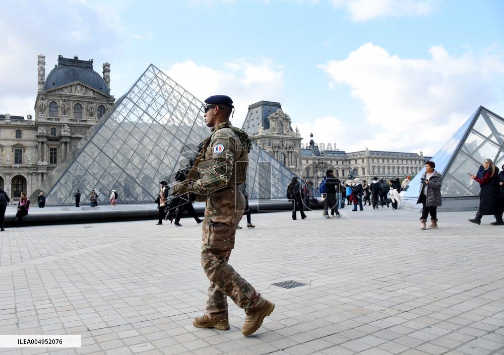 Security Measures At Louvre Museum - Paris