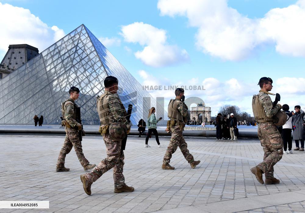 Security Measures At Louvre Museum - Paris