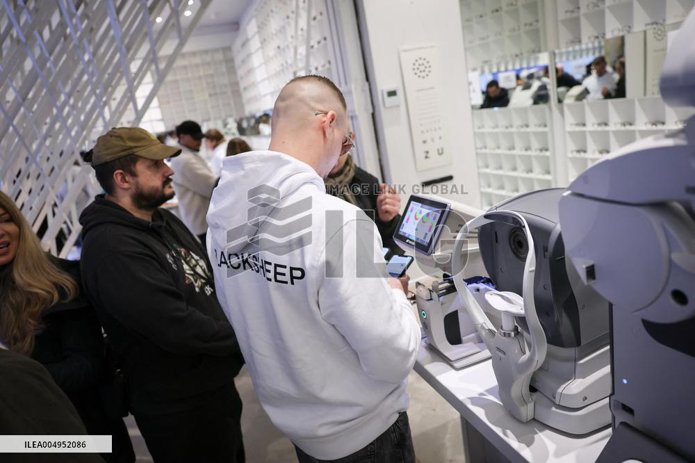 Opening of the discount eyeglasses shop Blacksheep - Paris AJ