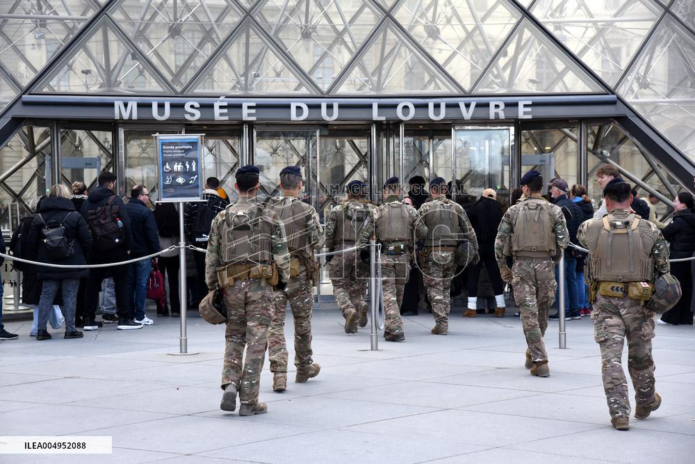 Security Measures At Louvre Museum - Paris