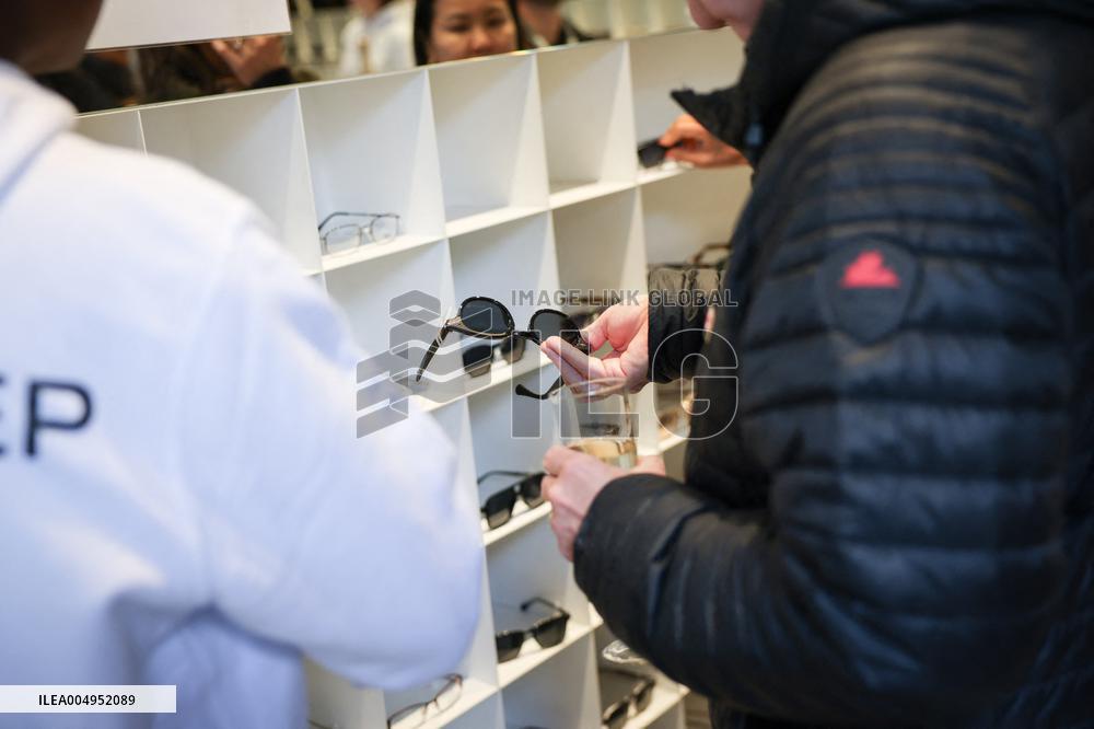 Opening of the discount eyeglasses shop Blacksheep - Paris AJ