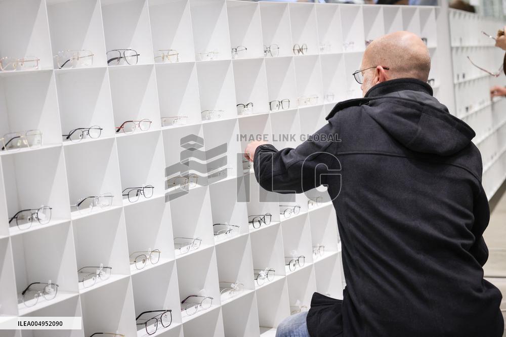 Opening of the discount eyeglasses shop Blacksheep - Paris AJ