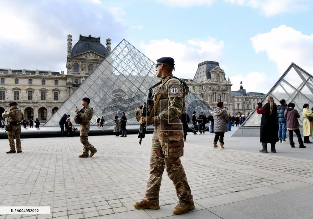 Security Measures At Louvre Museum - Paris
