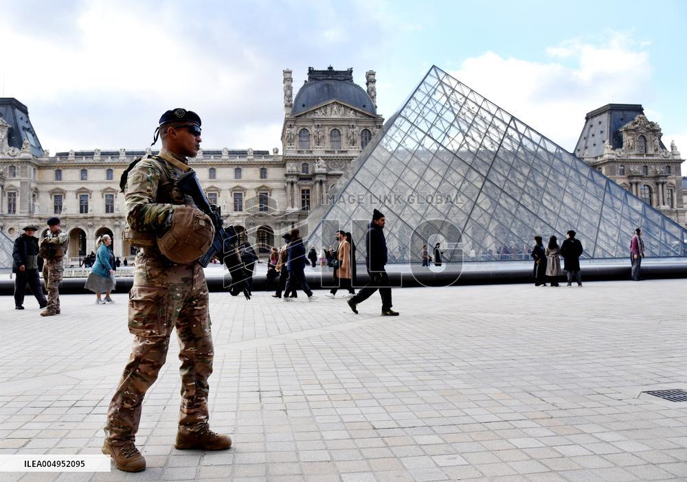 Security Measures At Louvre Museum - Paris
