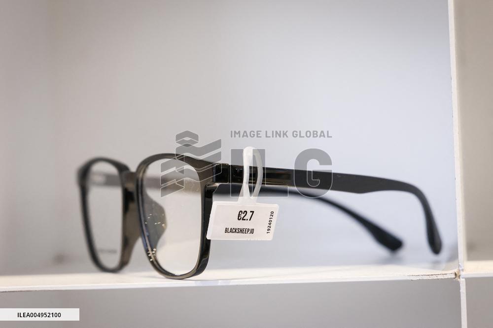 Opening of the discount eyeglasses shop Blacksheep - Paris AJ