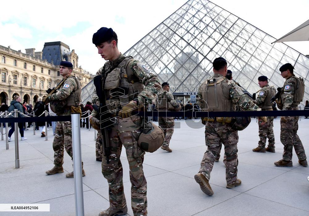 Security Measures At Louvre Museum - Paris