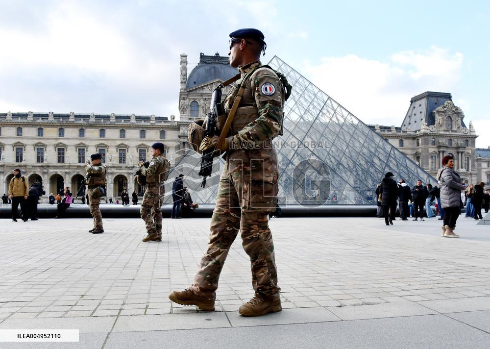 Security Measures At Louvre Museum - Paris