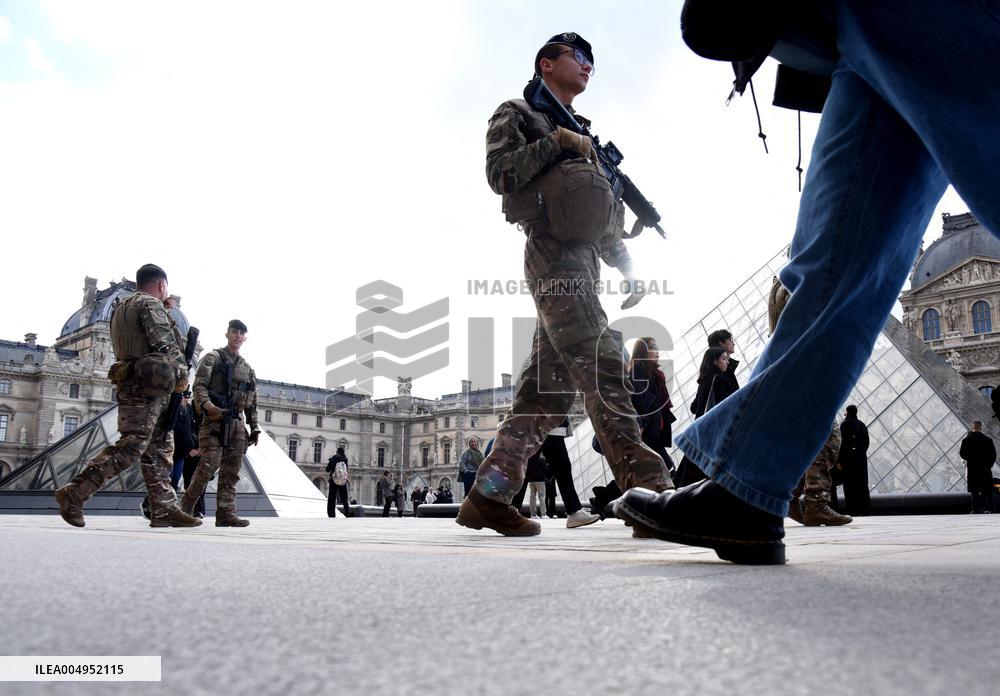 Security Measures At Louvre Museum - Paris