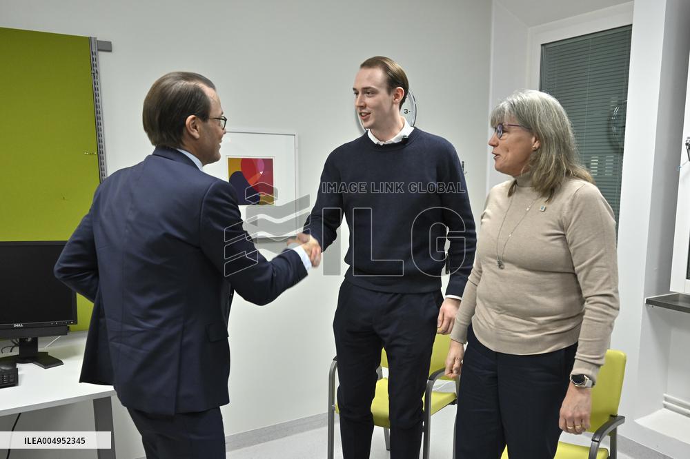 PRINCE DANIEL VISITS TRANSPLANTATION CLINIC