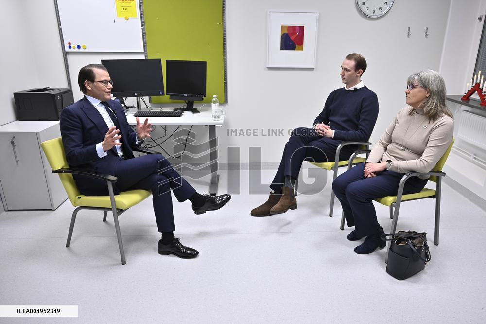 PRINCE DANIEL VISITS TRANSPLANTATION CLINIC