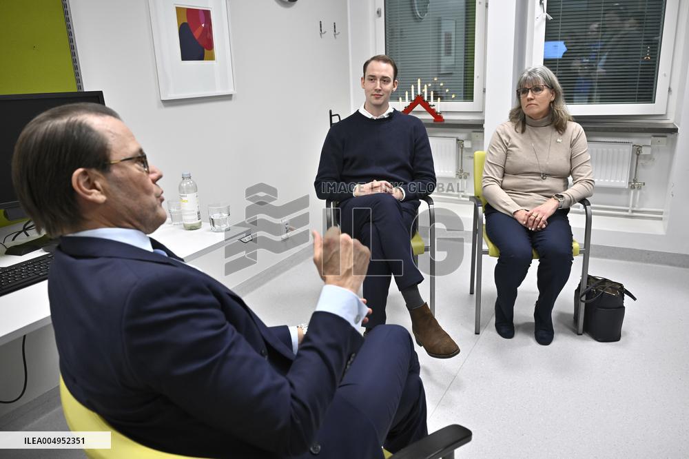 PRINCE DANIEL VISITS TRANSPLANTATION CLINIC