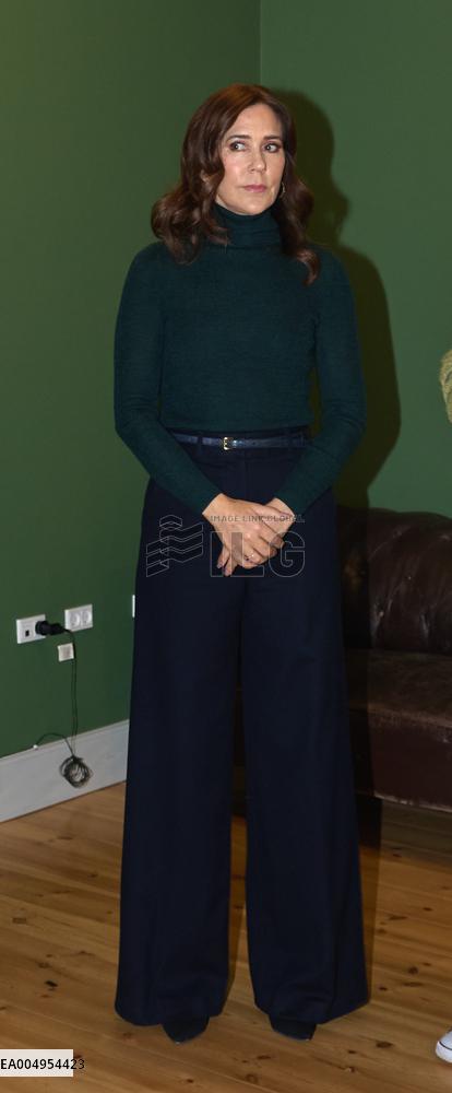 QUEEN MARY VISITS YOUTH SHELTER