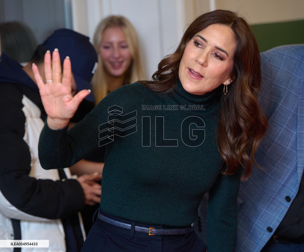 QUEEN MARY VISITS YOUTH SHELTER