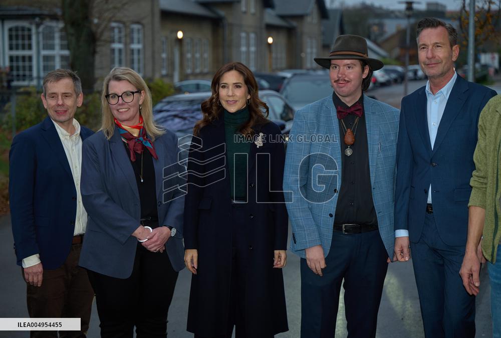 QUEEN MARY VISITS YOUTH SHELTER