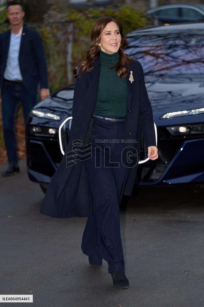 QUEEN MARY VISITS YOUTH SHELTER