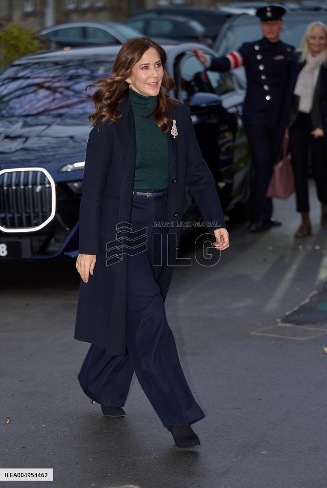 QUEEN MARY VISITS YOUTH SHELTER