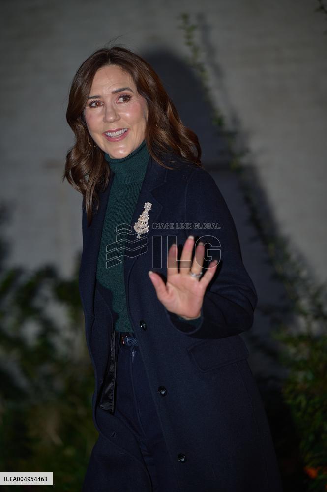 QUEEN MARY VISITS YOUTH SHELTER