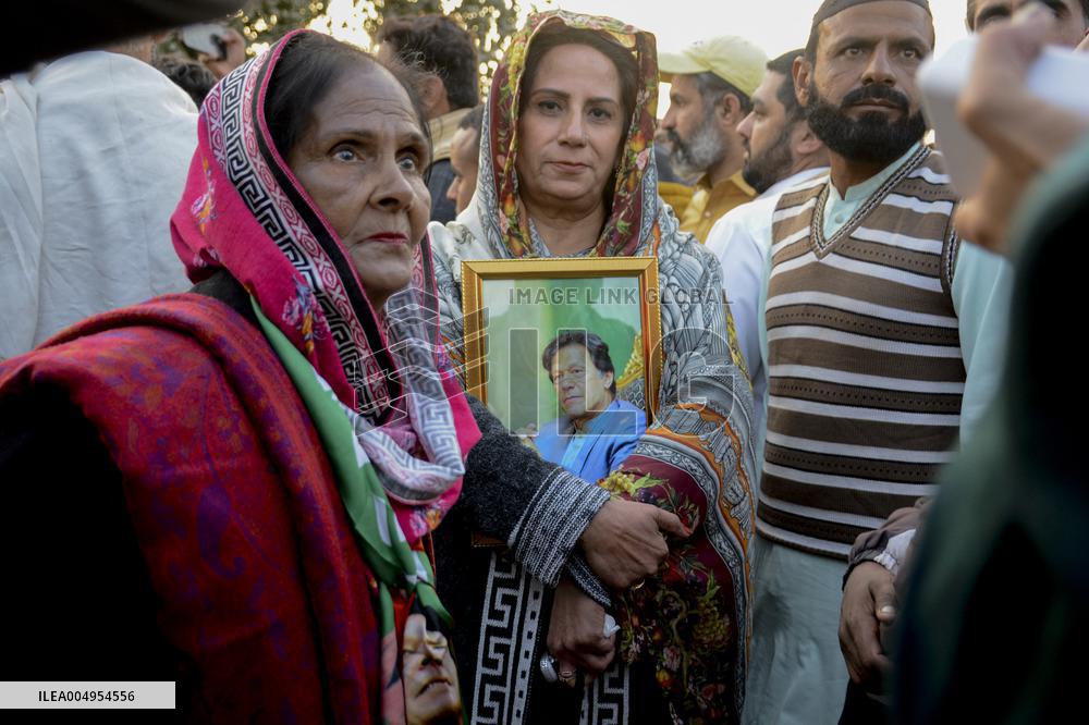 Khan Supporters Protest Outside Rawalpindi Jail - Pakistan