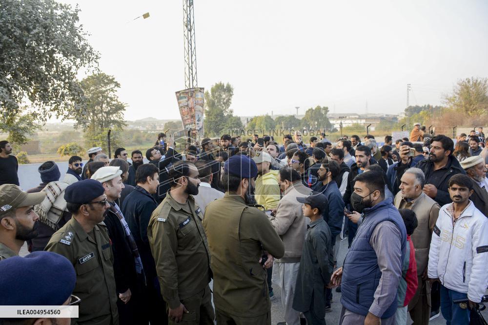 Khan Supporters Protest Outside Rawalpindi Jail - Pakistan
