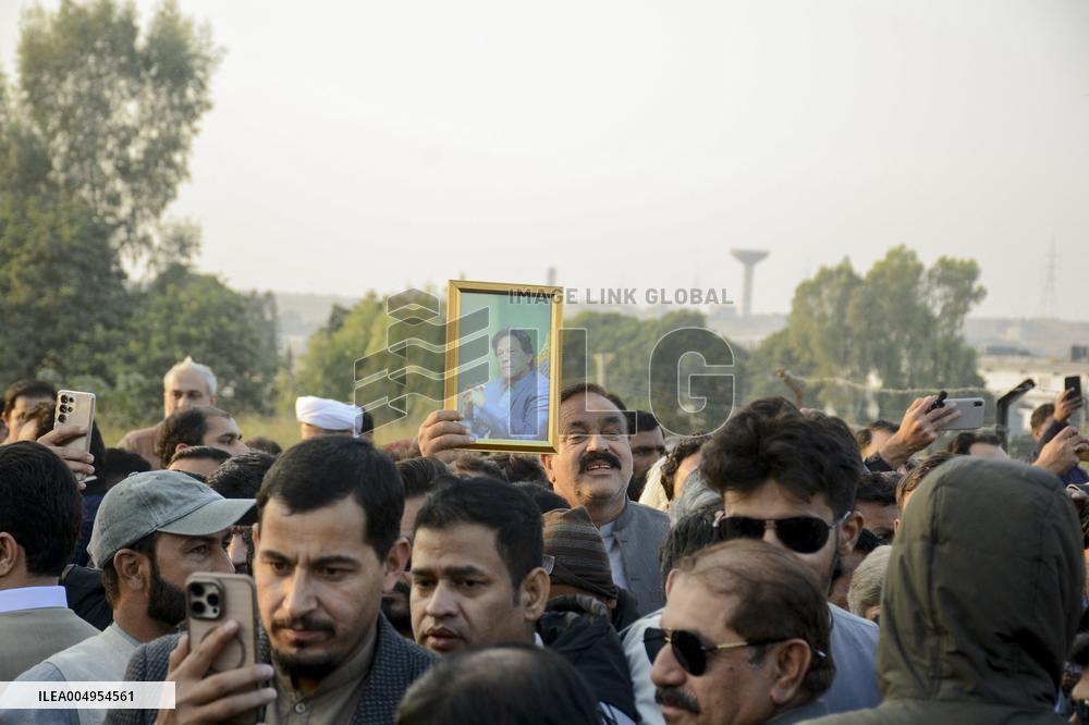 Khan Supporters Protest Outside Rawalpindi Jail - Pakistan