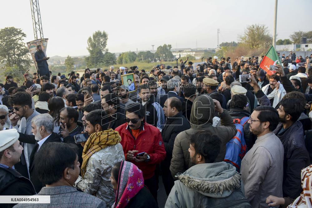 Khan Supporters Protest Outside Rawalpindi Jail - Pakistan