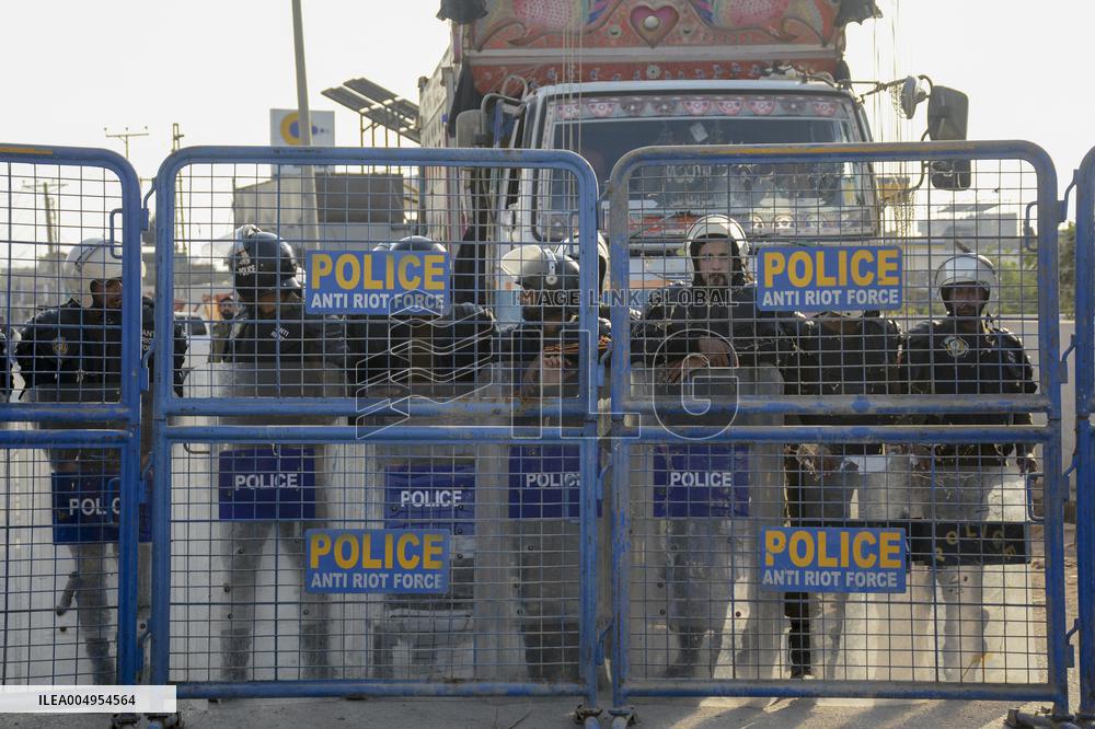 Khan Supporters Protest Outside Rawalpindi Jail - Pakistan