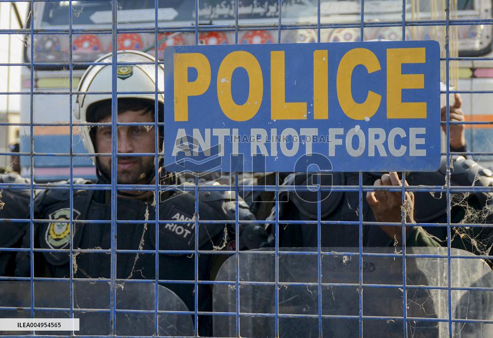 Khan Supporters Protest Outside Rawalpindi Jail - Pakistan