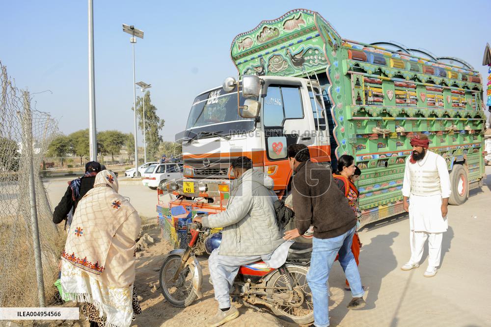 Khan Supporters Protest Outside Rawalpindi Jail - Pakistan