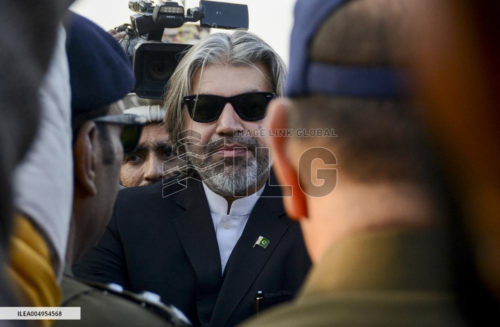 Khan Supporters Protest Outside Rawalpindi Jail - Pakistan