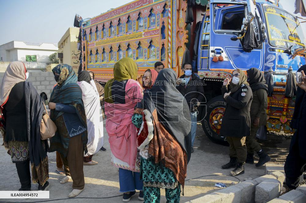 Khan Supporters Protest Outside Rawalpindi Jail - Pakistan
