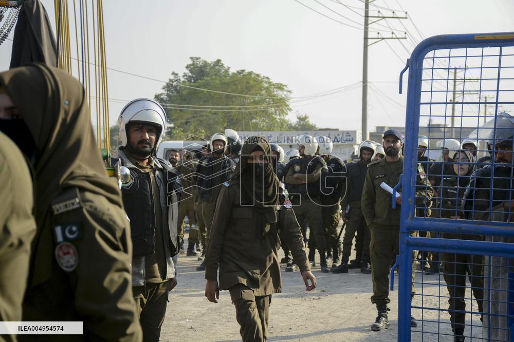 Khan Supporters Protest Outside Rawalpindi Jail - Pakistan